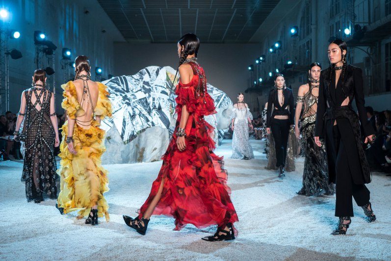 Этапы становления женщины в коллекции Alexander McQueen SS'19
