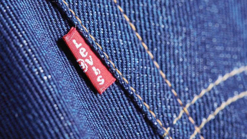 Levi’s подали в суд на Saint Laurent