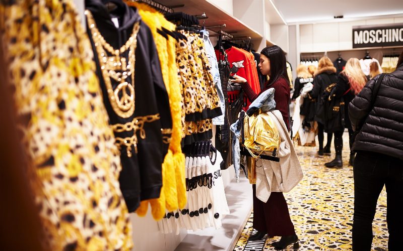 Стартовала продажа лимитированной дизайнерской коллекции Moschino [tv] H&M