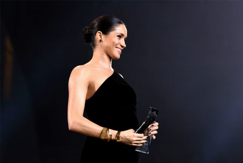Меган Маркл вручила премию Fashion Awards 2018 креативному директору Givenchy