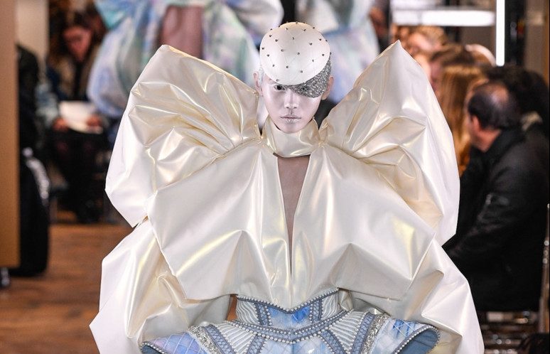 Полный монохром: перламутровый макияж на показе Balmain Haute Couture SS’2019