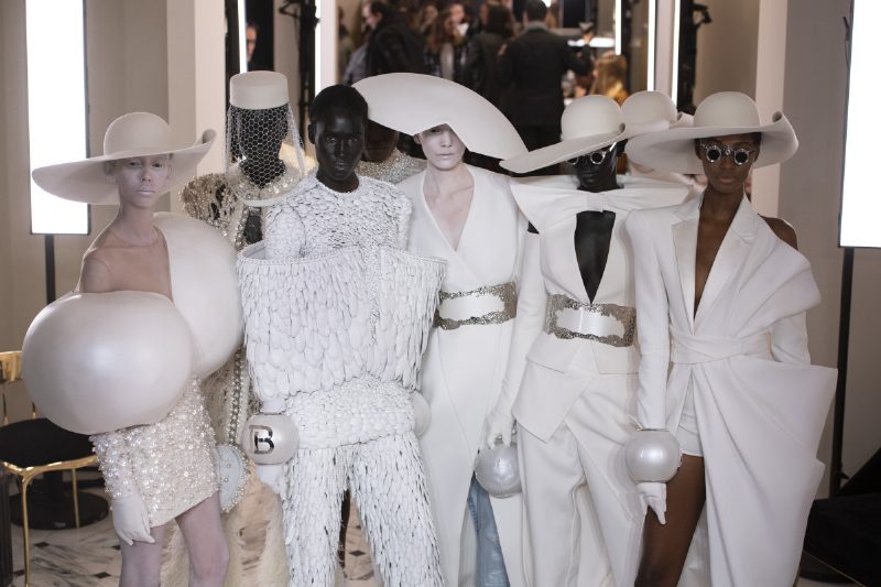 Царство жемчуга и смелых форм в коллекции Balmain Couture SS'19