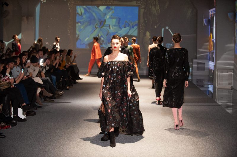 Шелковые платья, бахрома и голливудский стиль в коллекции Lake Studio FW'19/20 на UFW