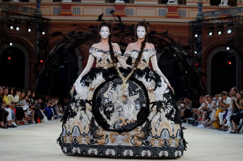 Мифические божества оживают в коллекции Guo Pei Couture