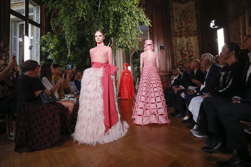 Показ Valentino Haute Couture: пейзажи с горой Фудзи на платьях и 75-летняя модель на подиуме