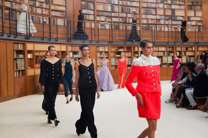 Chanel столкнулся с проблемой выбора места проведения показа круизной коллекции