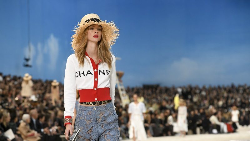 «Я все рисую сам». В новой книге Chanel появится интервью Карла Лагерфельда