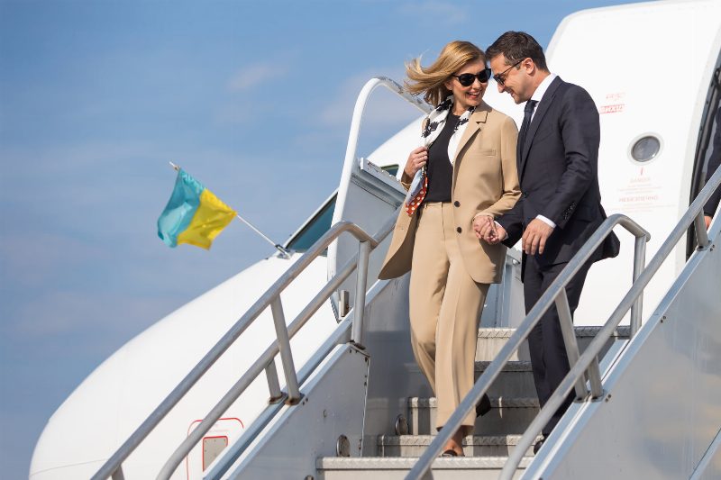 Елена Зеленская в женственном наряде в США