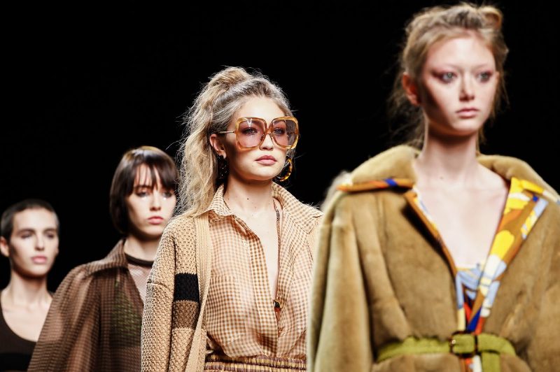 Fendi SS'20: массивные очки и костюмы из 70-х на фоне заката солнца