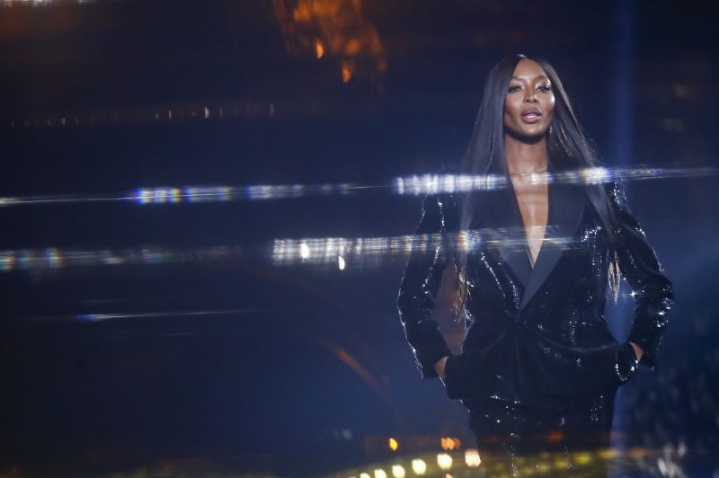 Сотни прожекторов и десятки сверкающих жакетов в коллекции Saint Laurent SS'20
