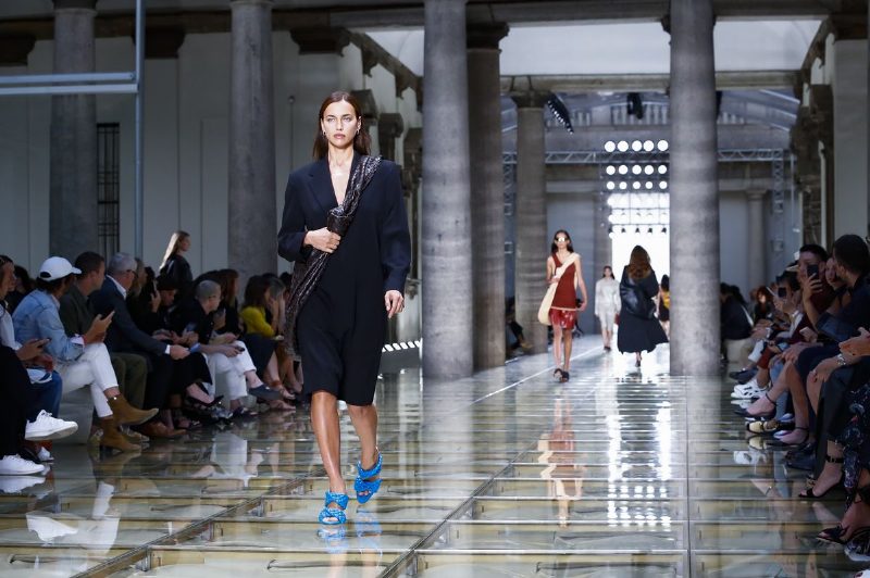 Необходимые аксессуары: показ Bottega Veneta на Миланской неделе моды