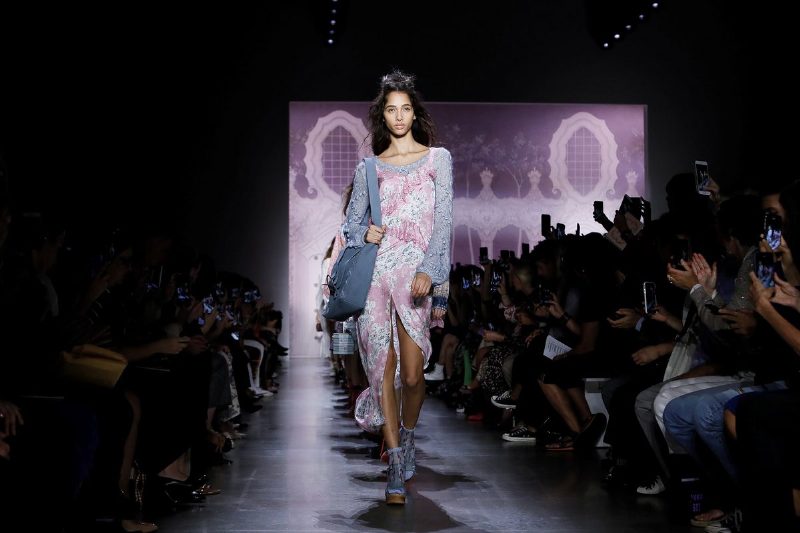 Если бы королева Виктория одевалась в бохо: показ Anna Sui