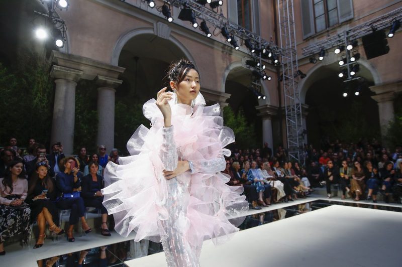Прозрачные платья, кристаллы и идеально скроенные костюмы в коллекции Giorgio Armani SS'20