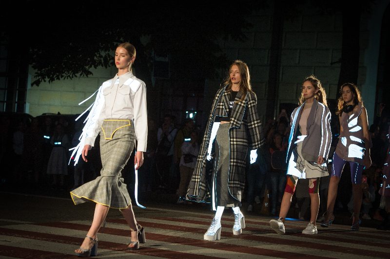 Ukrainian Fashion Week завершился социальным проектом: на пешеходном переходе показали одежду, которая спасает жизни