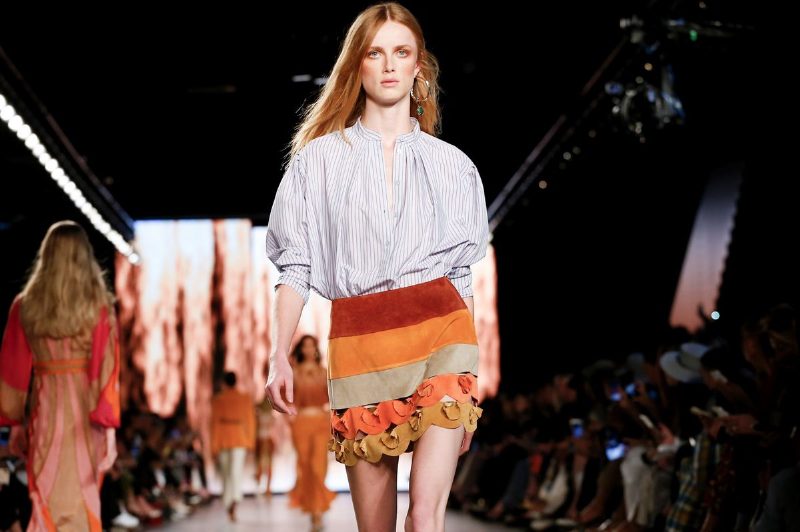 Мечтательная героиня 70-х, замша и tie-die в коллекции Alberta Ferretti