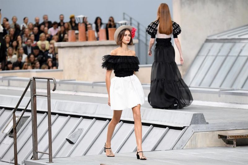 Коллекция Chanel SS'20: мечтательная француженка на крышах Парижа