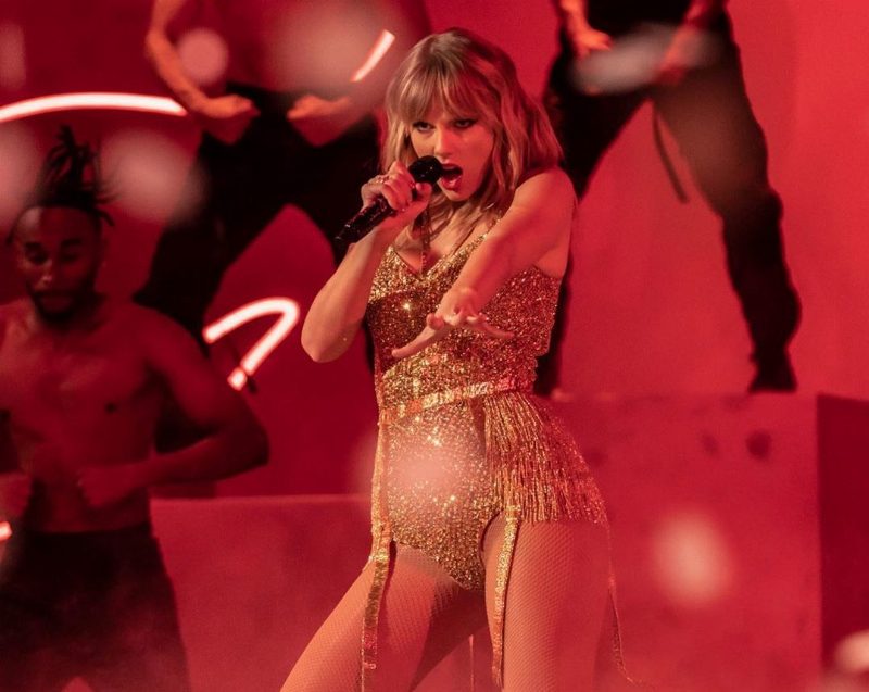Как прошла American Music Awards: победители, наряды и рекорд Тейлор Свифт