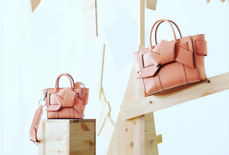 Британский бренд Mulberry и шведский модный Дом Acne Studios выпустили совместную коллекцию сумок