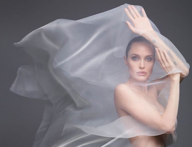 Анджелина Джоли в чувственной съемке для Harper's Bazaar