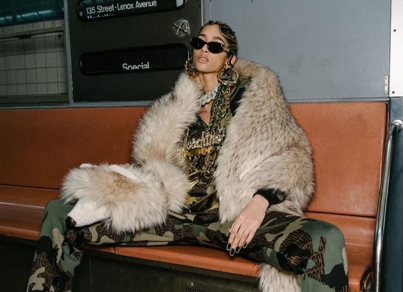 Гигантские цепи и яркие принты – Moschino представил коллекцию pre-fall 2020 в вагоне метро