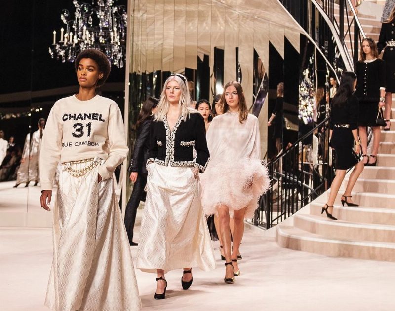 Chanel и Farfetch создали виртуальный бутик будущего