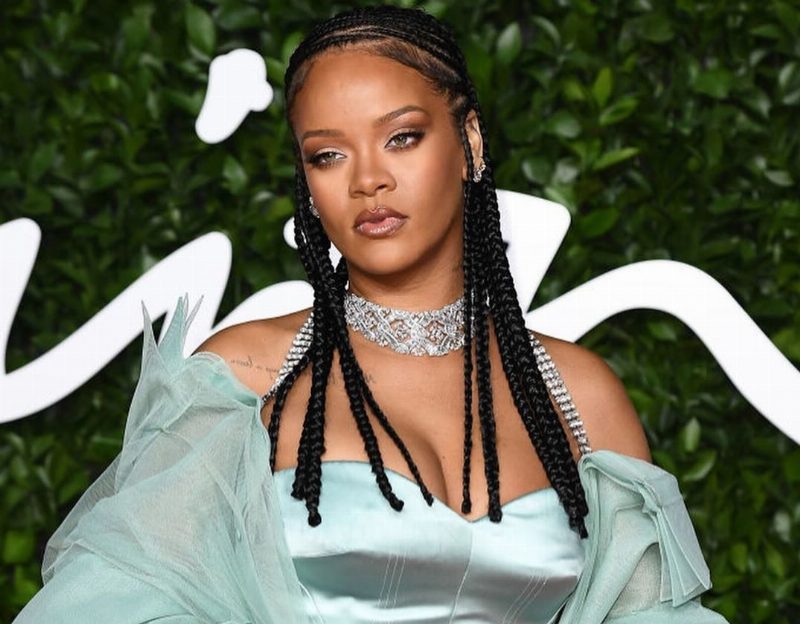 Бренд Рианны Fenty Beauty выпусткает первую тушь