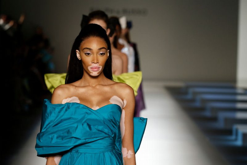 Перья, рюши и пышные рукава в коллекции Ralph & Russo Haute Couture