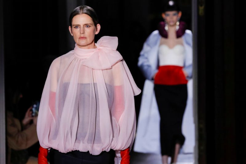 Valentino Haute Couture: подсознательный мир Пьерпаолло Пиччоли в абстрактных принтах и необычных формах