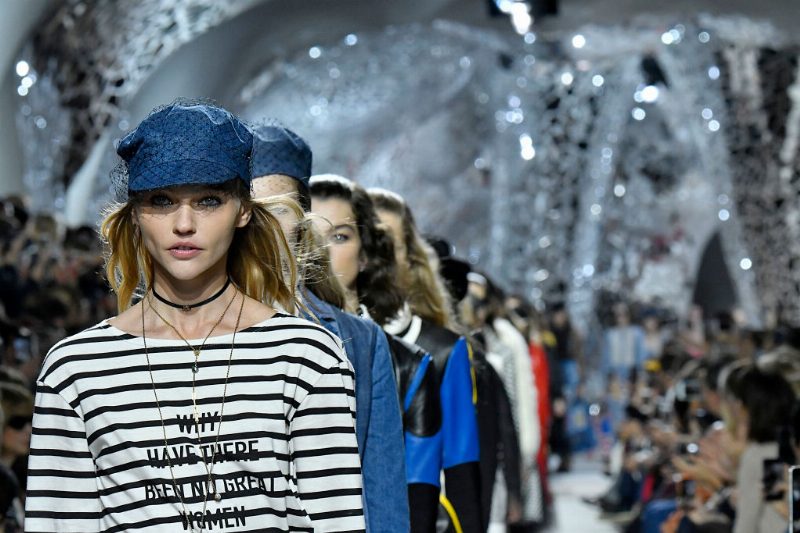 Художница Джуди Чикаго создала для кутюрного показа Dior гигантскую скульптуру женщины-богини