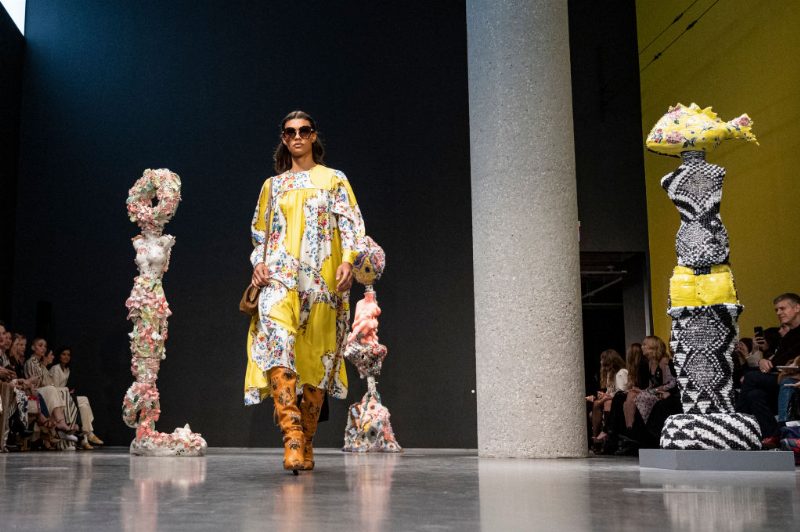 Tory Burch FW 2020-2021: цветочный принт, жабо и отложные воротники