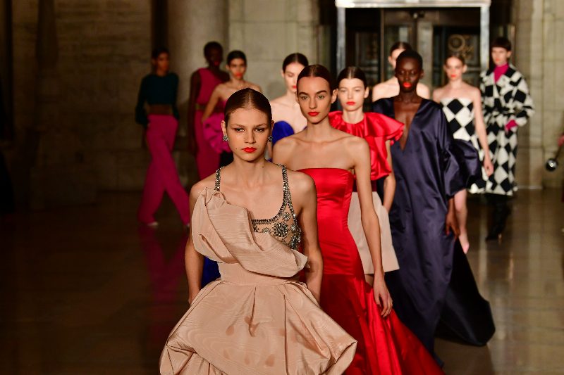 Oscar de la Renta FW'20: черно-белый бал Трумена Капоте и сказочный мир Disney