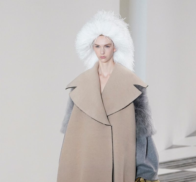 Loewe FW’2020: парики из перьев и пастельные тона
