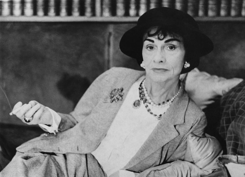 Как возник логотип Chanel? История культового символа модного Дома