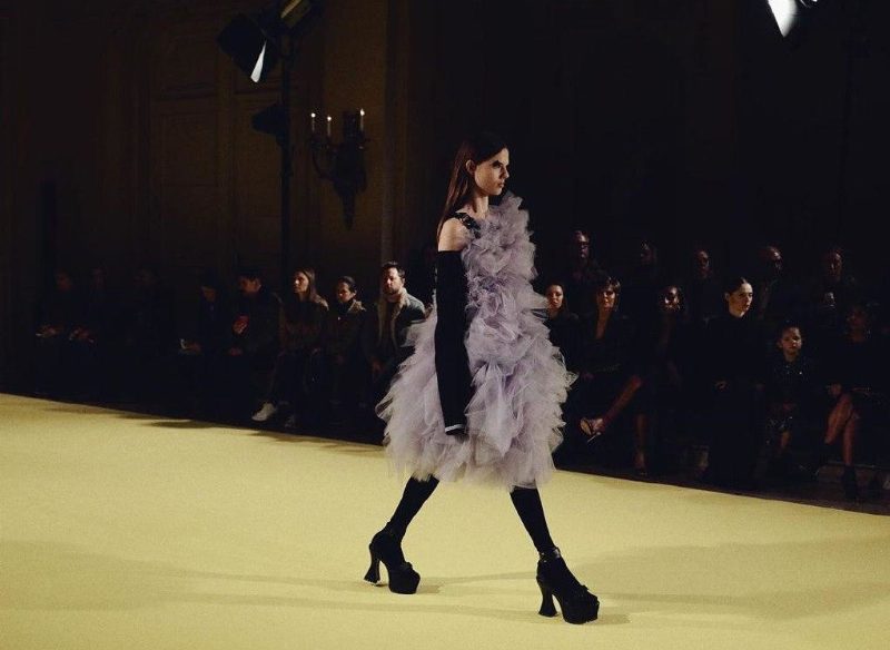Vera Wang FW’20: готическая девочка-сорванец и зефирные изделия из тюля