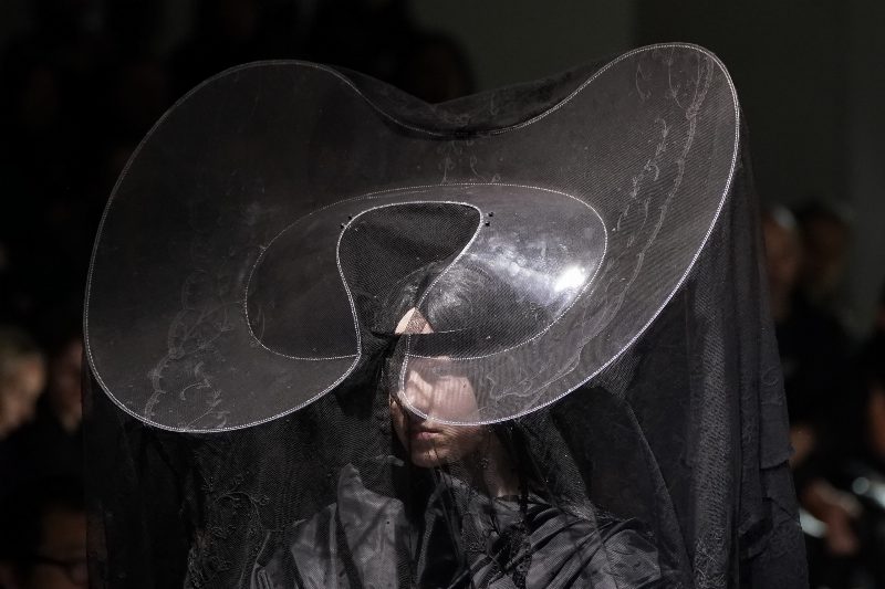 Comme des Garçons FW'2020: коллекция вне современного мира и тенденций
