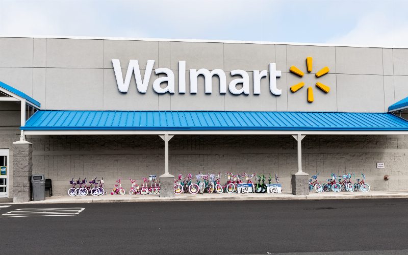 Walmart начнет продавать сэконд-хенд Nike, Chanel, Michael Kors