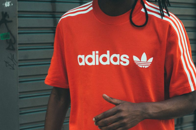Сотрудники adidas обвинили компанию в расизме