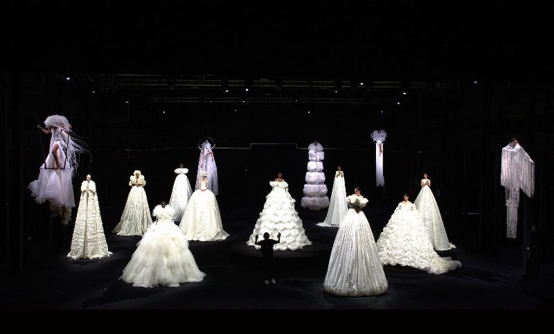 Возрождение Пьерпаоло Пиччоли и 14 белых платьев в новой коллекции Valentino Couture