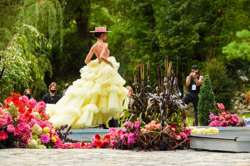 Christian Siriano SS’21: коллекция о ностальгии по юности, бодипозитив и мода 80-х