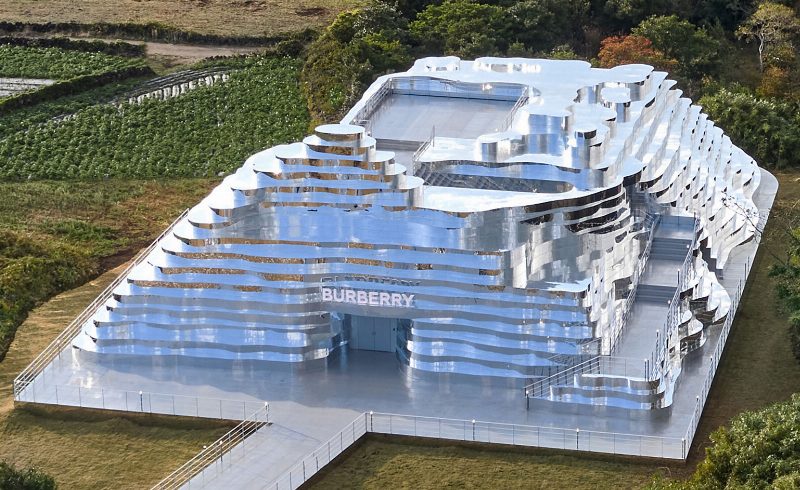 «Воображаемый пейзаж»: Burberry открыли pop-up в Южной Корее
