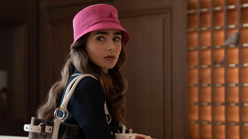 Серьги за €7430: Netflix будет продавать вещи героев «Эмили в Париже»