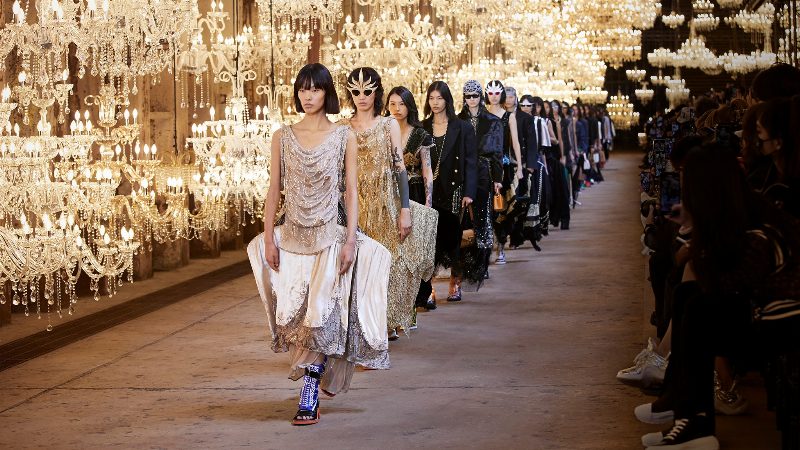 Хрустальные люстры в судостроительном заводе: как прошло шоу Louis Vuitton в Шанхае