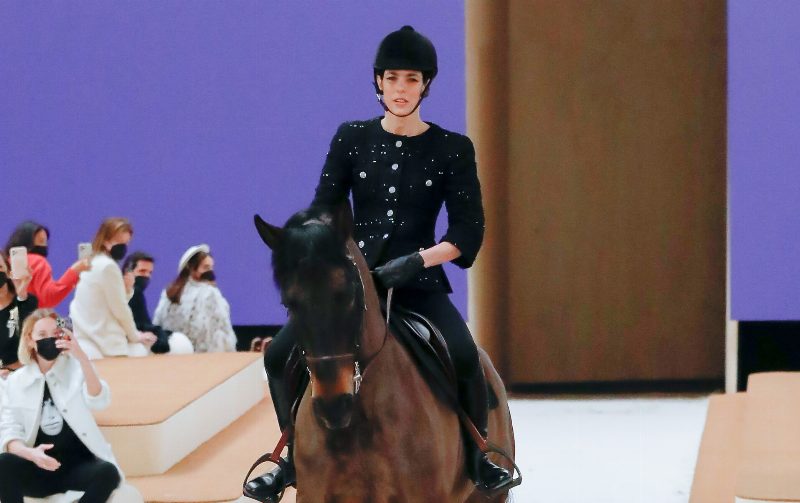 Шарлотта Казираги верхом на коне: кто создавал показ кутюрной коллекции Chanel