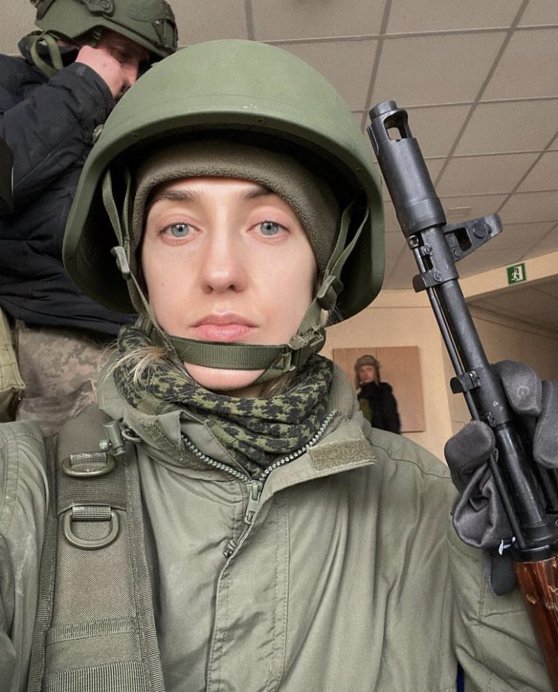 «Кількість трупів, якими були всіяні Буча та Ірпінь – найважчі спогади»: інтерв’ю фотографині, яка вступила до лав ТрО