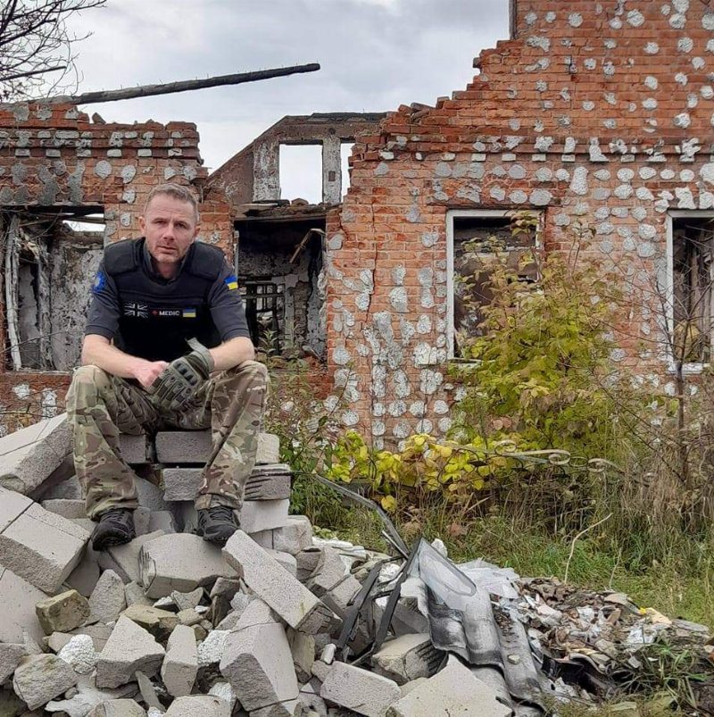 «Я не міг просто сидіти»: інтервʼю з британським парамедиком, що рятує життя на передовій