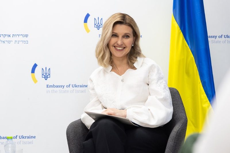 Олена Зеленська у сорочці GAPTUVALNYA