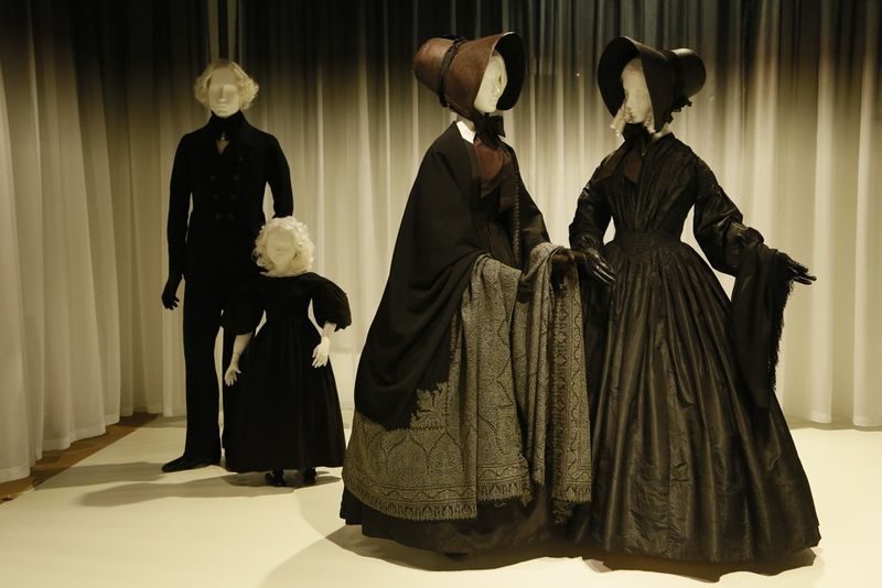 Взгляд изнутри: выставка “Death Becomes Her: A Century of Mourning Attire” в институте костюма