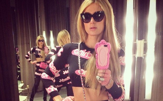 Пэрис Хилтон выглядит, как кукла, в новой коллекции Moschino