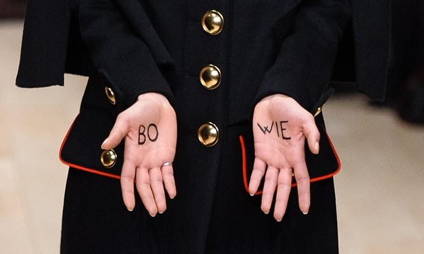 Почему Кристофер Бейли вспомнил Дэвида Боуи на вчерашнем шоу Burberry?