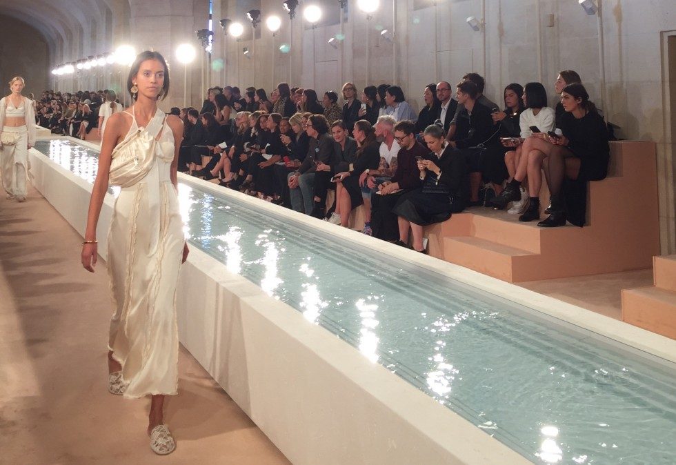 Balenciaga проведут трансляцию показа в формате виртуальной реальности
